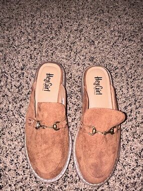 Hey girl by corky wing it mules slide on like new
